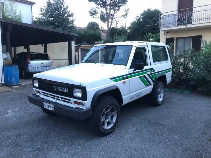 auto fuoristrada Nissan patrol 4x4 auto fuoristrada Nissan patrol 4x4